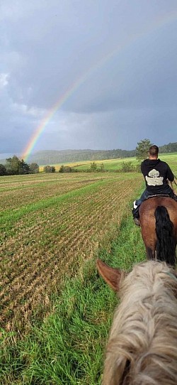 Arc-en-ciel impressionnant de par sa proximité, au Festival Western 2023. (Alex et Mignonne) sur la photo)