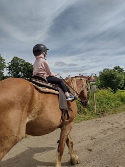 Oscar et sa petite dame durant une balade à dos de cheval (pour les enfants de 5 à 12 ans).