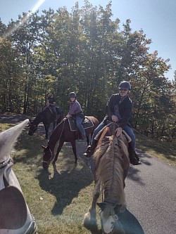 Les futurs mariés à quelques minutes de la grande demande sur la Montagne du Calvaire à St-Élie-de-Caxton. Quel beau moment!